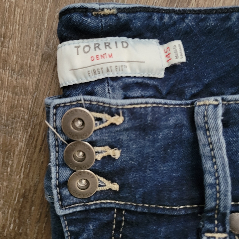 EUC Torrid 3 button jegging Med Wash 14s